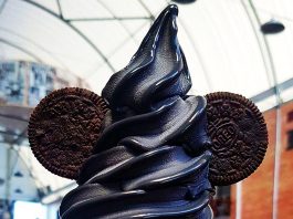 Μαύρο παγωτό από την Κρι Κρι