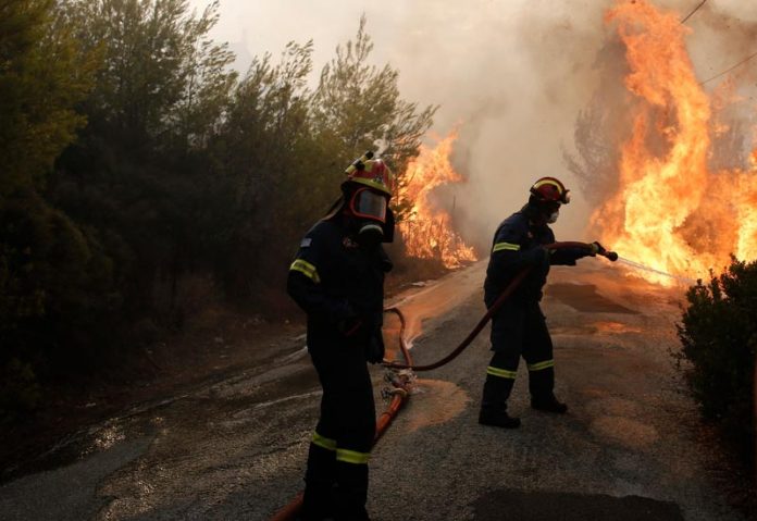 Σε πένθος η Ελλάδα από τις φονικές πυρκαγιές