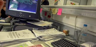Αδειάζει η εφορία τον "κουμπαρά" των νοικοκυριών