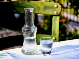 Η παράδοση σε φιάλη – Η θέση των ελληνικών αποσταγμάτων στα μίνι μάρκετ χύμα τσίπουρο