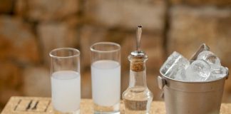 Προσαρμόζονται τα καταστήματα στη νομοθεσία για το τσίπουρο