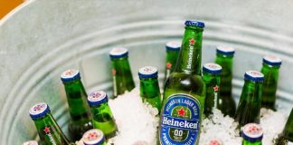 Νέα Heineken με μπλε αυτοκόλλητο