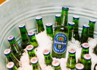 Νέα Heineken με μπλε αυτοκόλλητο