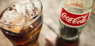 Ρίχνει «μαύρο» στο Facebook η Coca Cola