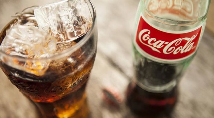 Ρίχνει «μαύρο» στο Facebook η Coca Cola