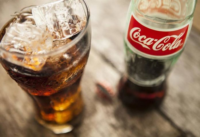 Ρίχνει «μαύρο» στο Facebook η Coca Cola