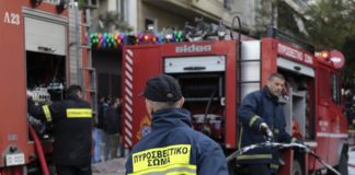 Τυλίχτηκε στις φλόγες μίνι μάρκετ στη Θεσσαλονίκη