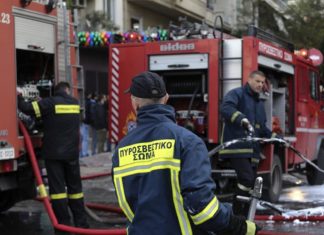 Τυλίχτηκε στις φλόγες μίνι μάρκετ στη Θεσσαλονίκη