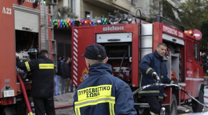 Τυλίχτηκε στις φλόγες μίνι μάρκετ στη Θεσσαλονίκη