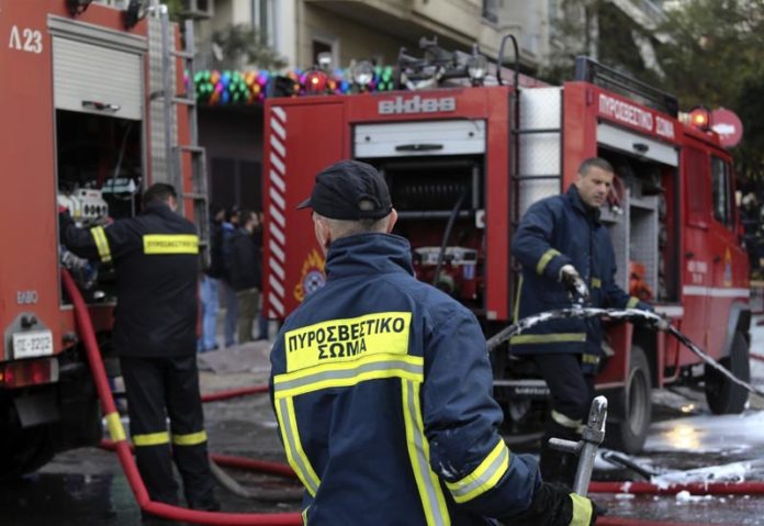 Τυλίχτηκε στις φλόγες μίνι μάρκετ στη Θεσσαλονίκη