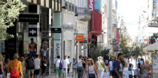 «Γυρνούν την πλάτη» στα φυσικά καταστήματα οι καταναλωτές