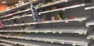 Αδειάζουν τα ράφια των σούπερ μάρκετ οι Βρετανοί