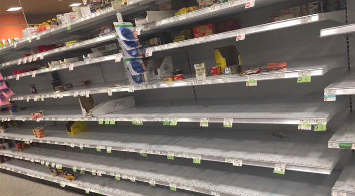Αδειάζουν τα ράφια των σούπερ μάρκετ οι Βρετανοί