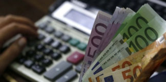Μειώσεις στη φορολογία επιχειρήσεων και νοικοκυριών