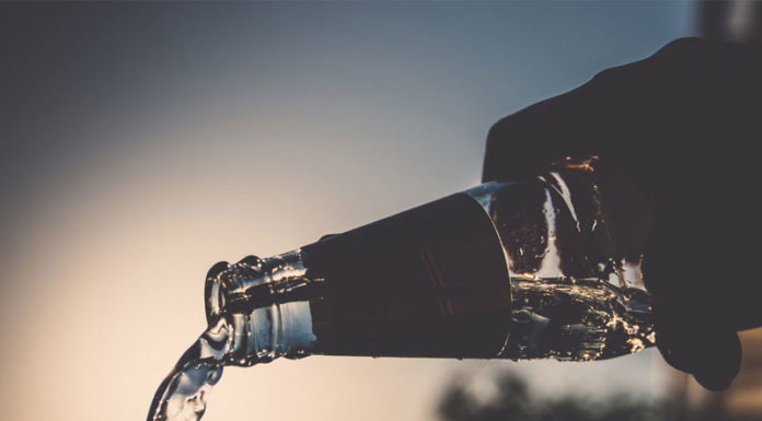 Νέο ανθρακούχο φυσικό μεταλλικό νερό Αύρα