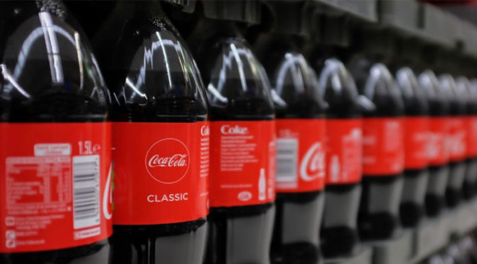 Πλαστικά μπουκάλια θέλουν οι καταναλωτές της Coca Cola