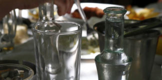 "Χτυπά" το παράνομο τσίπουρο η Γ.Γ. Εμπορίου