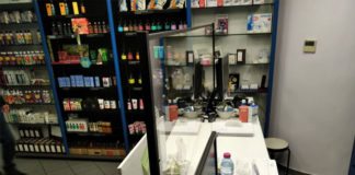 Βάζουν πλεξιγκλάς σε φούρνους και μίνι μάρκετ