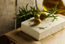 ΗΠΑ vs Ευρώπη: Νέος πόλεμος για τη φέτα και τις ονομασίες τυριών