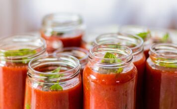 Έτοιμες σάλτσες: Μια τάση που αλλάζει τα ράφια της γειτονιάς