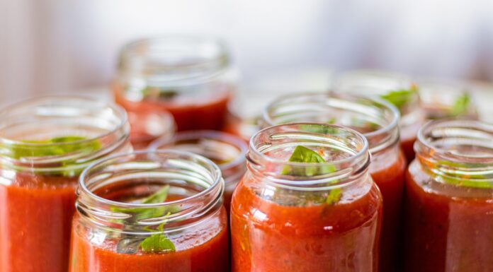 Έτοιμες σάλτσες: Μια τάση που αλλάζει τα ράφια της γειτονιάς