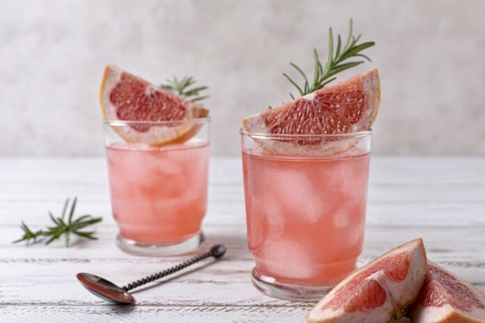 close-up-refreshing-alcoholic-drink-with-grapefruit