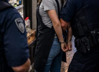 Συνελήφθη 24χρονη υπάλληλος ψιλικατζίδικου για πώληση αλκοόλ σε μαθητές