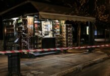 Αιματηρή ληστεία σε περίπτερο – Μαχαίρωσαν υπάλληλο στη μέση του δρόμου