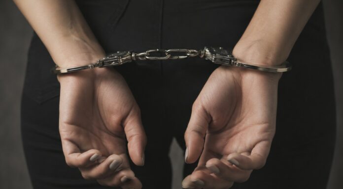 Συνελήφθη 22χρονη υπάλληλος – Έκαναν “φτερά” 9.000 ευρώ από περίπτερο