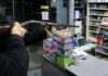 Σκηνές τρόμου σε ψιλικατζίδικο – Πως ένας καυγάς κατέληξε σε πυροβολισμούς