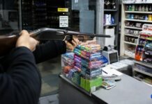 Σκηνές τρόμου σε ψιλικατζίδικο – Πως ένας καυγάς κατέληξε σε πυροβολισμούς