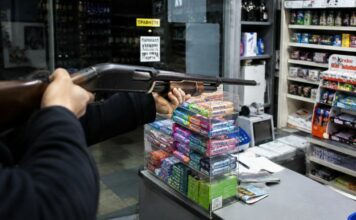 Σκηνές τρόμου σε ψιλικατζίδικο – Πως ένας καυγάς κατέληξε σε πυροβολισμούς