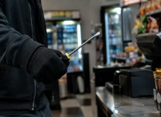 Απειλούσε με κατσαβίδι – Εφιαλτικές στιγμές σε μίνι μάρκετ για 50 ευρώ