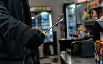 Απειλούσε με κατσαβίδι – Εφιαλτικές στιγμές σε μίνι μάρκετ για 50 ευρώ
